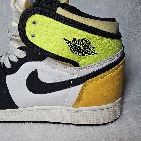 Air Jordan 1 Retro High OG “Volt Gold” size 7Y - Picture 2 of 11